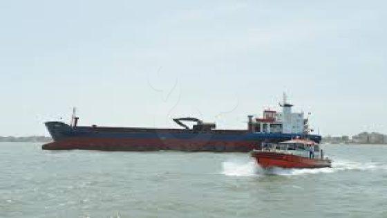 إنقاذ سفينة البضائع LABATROS من الغرق في قناة السويس