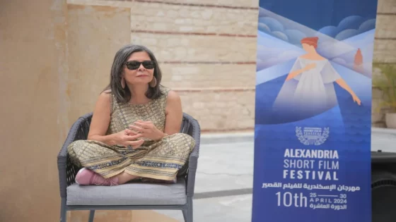 سلوى محمد علي تثير الجدل بجلوسها متربعة في مهرجان الإسكندرية للفيلم القصير