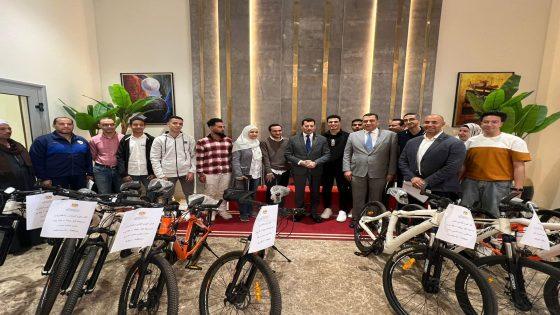 في مسابقة 30 عجلة × 30 يوم .. وزير الشباب يسلم دراجات للفائزين  