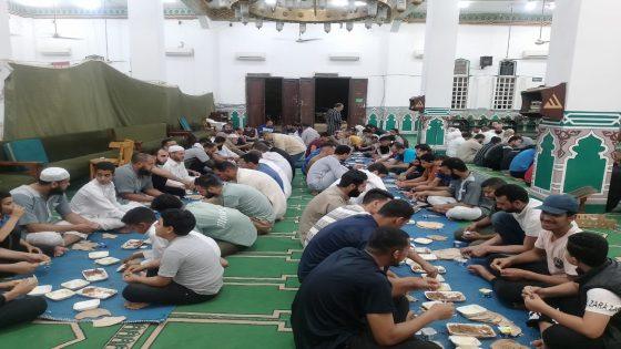 مائدة سحور تستقبل مئات المصلين في مسجد المنشية بطور سيناء