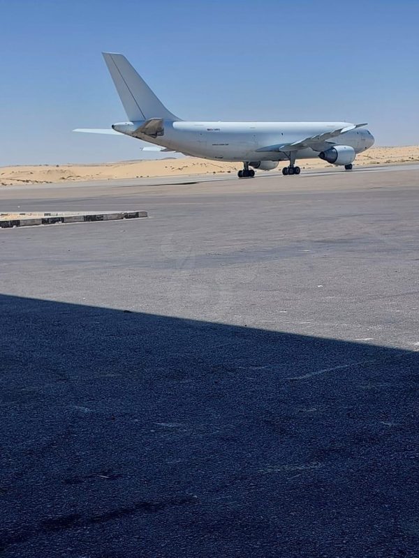 الطائرة الرابعة من المساعدات الإنسانية تصل إلى مطار العريش محملة بـ 5000 خيمة لسكان غزة - 1 - سيناء الإخبارية