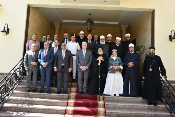 صور| محافظ جنوب سيناء يزور كاتدرائية السمائيين ويقدم التهنئة بعيد القيامة - 3 - سيناء الإخبارية