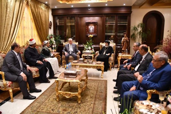 صور| محافظ جنوب سيناء يزور كاتدرائية السمائيين ويقدم التهنئة بعيد القيامة - 1 - سيناء الإخبارية