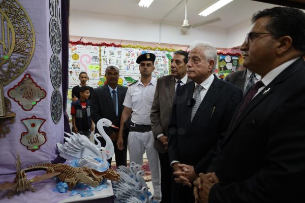 محافظ جنوب سيناء يُفتتح معرض الأنشطة اليدوية والفنية في مدرسة الزهور الثانوية بطور سيناء - 8 - سيناء الإخبارية محافظ جنوب سيناء يُفتتح معرض الأنشطة اليدوية والفنية في مدرسة الزهور الثانوية بطور سيناء - 7 - سيناء الإخبارية