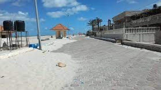 جهود مكثفة لتنظيف وإنارة كورنيش وشاطئ العريش استعدادًا للصيف