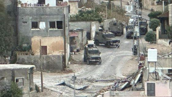 آليات الاحتلال تحاصر بلدة دير الغصون فى طولكرم وتفرض حظر تجول