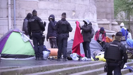 الشرطة الفرنسية تطرد مهاجرين من مخيم في باريس بسبب الألعاب الأولمبية