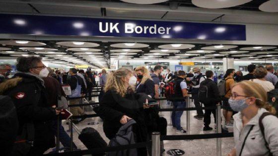 ازدحام في مطارات بريطانيا بسبب عطل في البوابات الإلكترونية