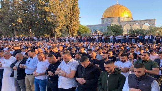 30 ألف فلسطيني يؤدون صلاة الجمعة في المسجد الأقصى رغم القيود الإسرائيلية
