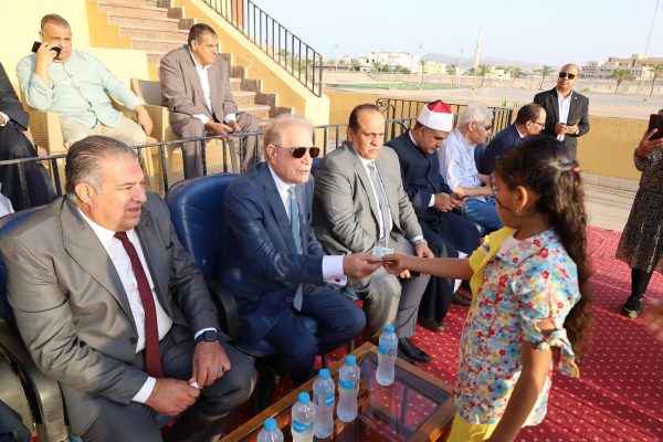 بالصور| محافظ جنوب سيناء يُفرّح قلوب أهالي طور سيناء بالعيدية والبالونات - 3 - سيناء الإخبارية