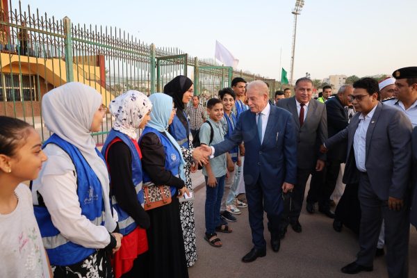 بالصور| محافظ جنوب سيناء يُفرّح قلوب أهالي طور سيناء بالعيدية والبالونات - 7 - سيناء الإخبارية