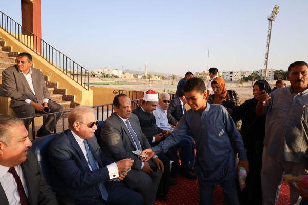 بالصور| محافظ جنوب سيناء يُفرّح قلوب أهالي طور سيناء بالعيدية والبالونات - 9 - سيناء الإخبارية