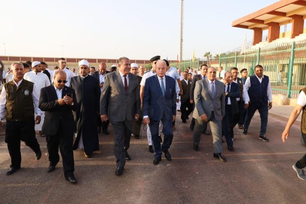 بالصور| محافظ جنوب سيناء يُفرّح قلوب أهالي طور سيناء بالعيدية والبالونات - 13 - سيناء الإخبارية