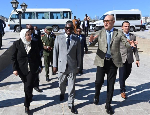 وزير الإسكان يستقبل نائب رئيس جمهورية غينيا الاستوائية في جولة استكشافية بـ"العلمين الجديدة - 3 - سيناء الإخبارية