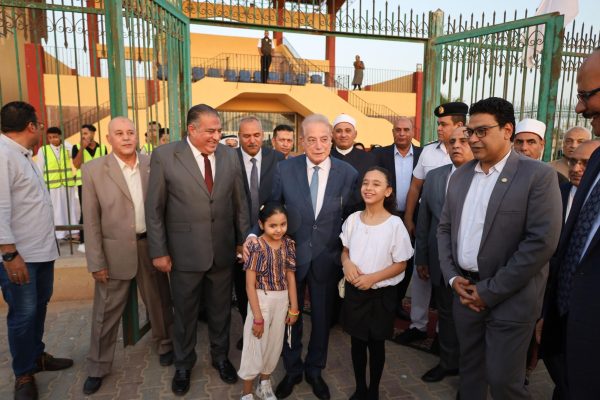بالصور| محافظ جنوب سيناء يُفرّح قلوب أهالي طور سيناء بالعيدية والبالونات - 15 - سيناء الإخبارية