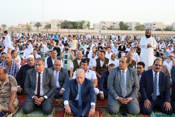 بالصور| محافظ جنوب سيناء يُفرّح قلوب أهالي طور سيناء بالعيدية والبالونات - 17 - سيناء الإخبارية