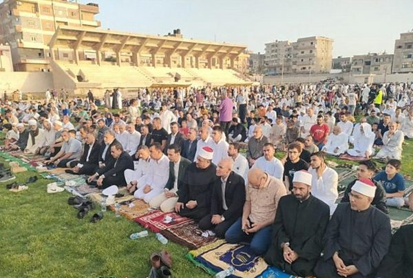 محافظ شمال سيناء يؤدي صلاة عيد الأضحى ويؤكد على استمرار عمل المرافق والخدمات (صور) - 1 - سيناء الإخبارية