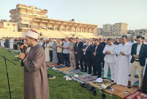 محافظ شمال سيناء يؤدي صلاة عيد الأضحى ويؤكد على استمرار عمل المرافق والخدمات (صور) - 3 - سيناء الإخبارية