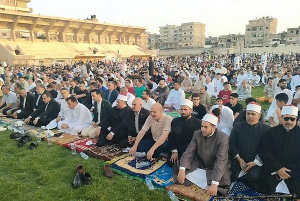 محافظ شمال سيناء يؤدي صلاة عيد الأضحى ويؤكد على استمرار عمل المرافق والخدمات (صور) - 5 - سيناء الإخبارية