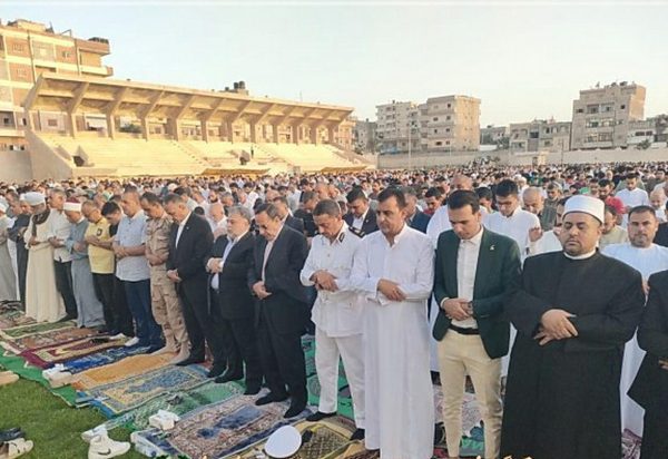 محافظ شمال سيناء يؤدي صلاة عيد الأضحى ويؤكد على استمرار عمل المرافق والخدمات (صور) - 13 - سيناء الإخبارية