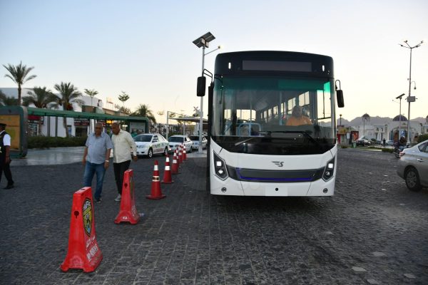 فودة يتابع تشغيل أول 5 حافلات كهربائية صديقة للبيئة في شرم الشيخ (صور) - 1 - سيناء الإخبارية