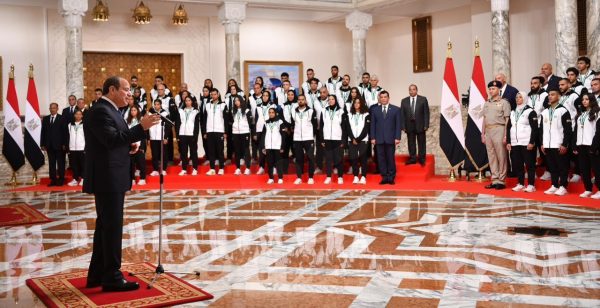 بالصور..الرئيس السيسي يستقبل اللاعبين والمدربين الحاصلين على ميداليات ذهبية ببطولة الألعاب الإفريقية - 1 - سيناء الإخبارية