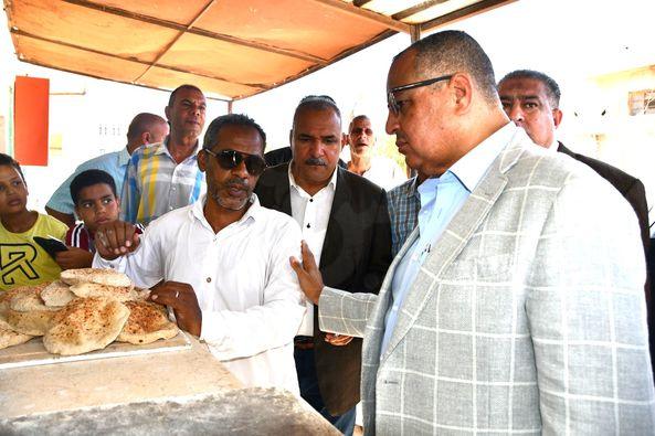خالد مبارك يتابع منظومة الخبز المدعم بمدينة الطور - 3 - سيناء الإخبارية