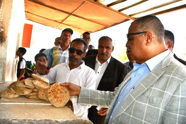 خالد مبارك يتابع منظومة الخبز المدعم بمدينة الطور - 1 - سيناء الإخبارية