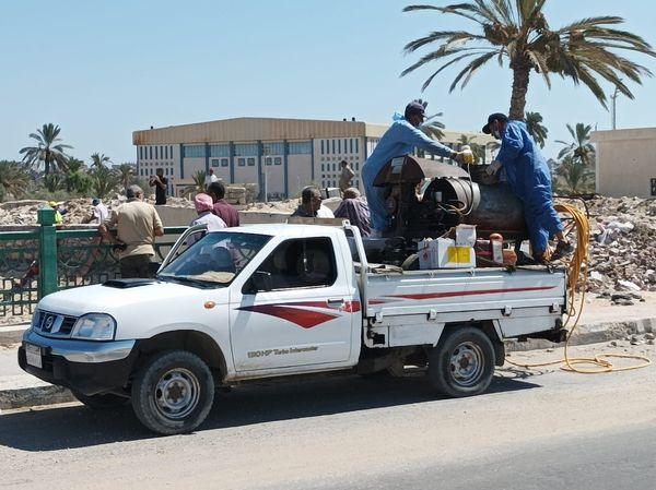 رش المناطق المتضررة من تعطل محطة الصرف لحين إصلاح العطل بالعريش - 3 - سيناء الإخبارية