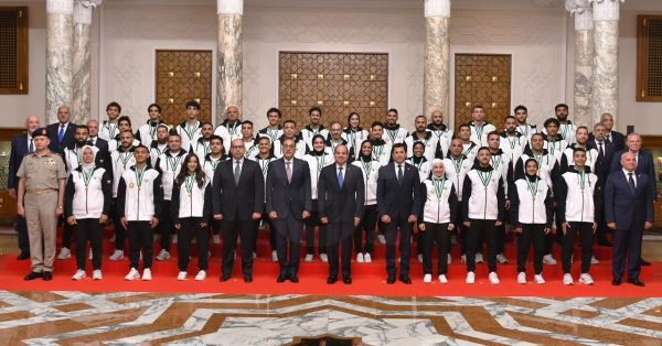 بالصور..الرئيس السيسي يستقبل اللاعبين والمدربين الحاصلين على ميداليات ذهبية ببطولة الألعاب الإفريقية - 7 - سيناء الإخبارية