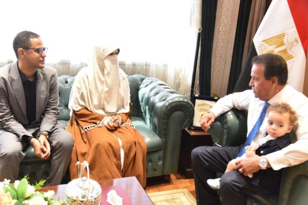 نائب رئيس الوزراء ووزير الصحة يستقبل طبيبة مستشفى المراغة وأسرتها - 5 - سيناء الإخبارية