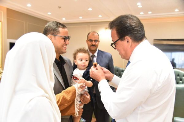نائب رئيس الوزراء ووزير الصحة يستقبل طبيبة مستشفى المراغة وأسرتها - 5 - سيناء الإخبارية