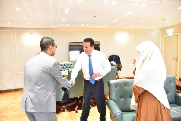 نائب رئيس الوزراء ووزير الصحة يستقبل طبيبة مستشفى المراغة وأسرتها - 1 - سيناء الإخبارية