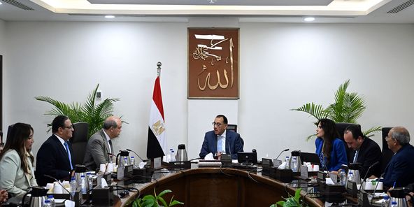 رئيس الوزراء يلتقي وزير الطيران المدني ويوجه بالاهتمام بأعمال تطوير مطار برج العرب والترويج لمطار العلمين - 3 - سيناء الإخبارية