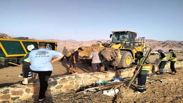 حملة لرفع الإشغالات بمنطقة اللاجونا في مدينة دهب - 2 - سيناء الإخبارية حملة لرفع الإشغالات بمنطقة اللاجونا في مدينة دهب - 1 - سيناء الإخبارية