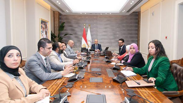 هانى سويلم يناقش مقترحات الإستفادة من التقنيات الحديثة للتصوير الجوى - 1 - سيناء الإخبارية