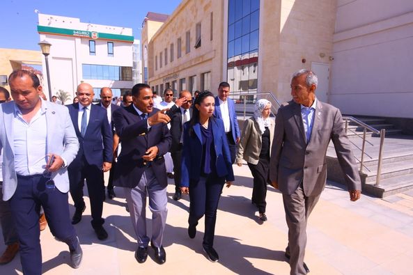 وزيرة التضامن ومحافظ مطروح يتفقدان مجمع «تحيا مصر» للخدمات الحكومية بالعلمين - 5 - سيناء الإخبارية