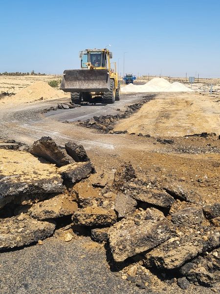 محافظ شمال سيناء يوجه ببدء العمل في رفع كفاءة الطريق الدولي - 1 - سيناء الإخبارية