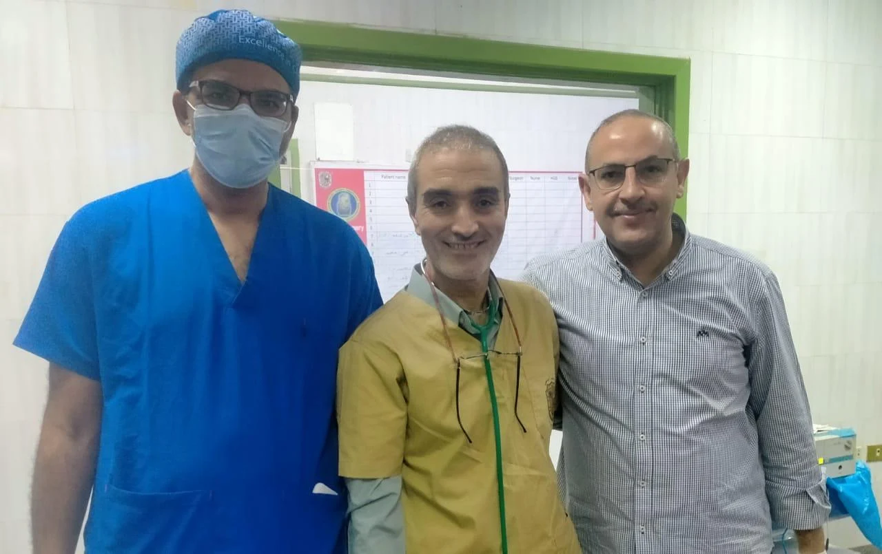 جامعة سوهاج تنجح في إجراء عملية جراحية نادرة لإنقاذ طفل تعرض للدغات نحل خطيرة - 1 - سيناء الإخبارية
