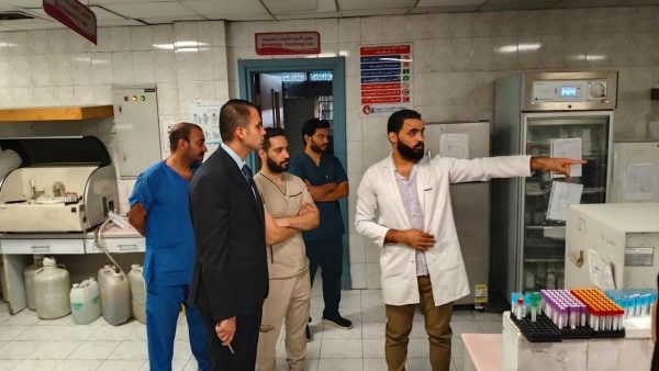 نائب وزير الصحة يتفقد مستشفى زايد آل نهيان ويطالب بتشكيل لجنة لتوفير نواقص الأدوية والمستلزمات - 5 - سيناء الإخبارية