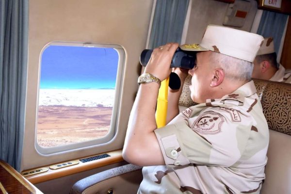 وزير الدفاع يلتقى بعدد من رجال القوات المسلحة بالمنطقة الغربية - 5 - سيناء الإخبارية