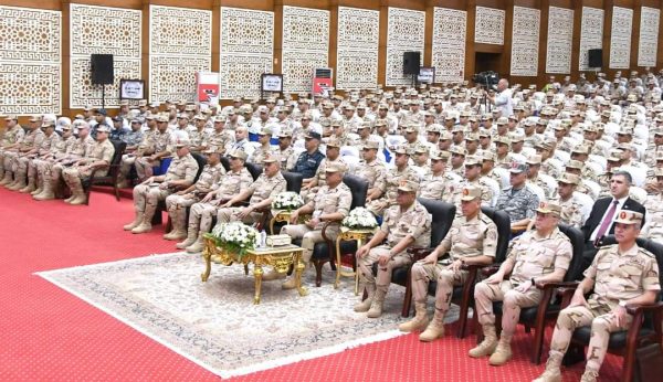 وزير الدفاع يلتقى بعدد من رجال القوات المسلحة بالمنطقة الغربية - 3 - سيناء الإخبارية