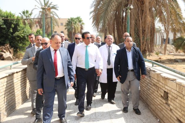وزير الصحة يتفقد مستشفى صدر العباسية ويوجه بتسريع وتيرة التطوير وفقًا للجداول الزمنية المحددة - 7 - سيناء الإخبارية