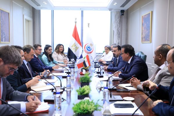 وزير الصحة يستقبل السفير الفرنسي بالقاهرة لبحث سبل التعاون بين البلدين في القطاع الصحي - 9 - سيناء الإخبارية