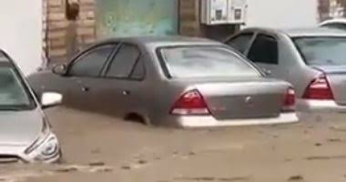 السيول تجتاح المدينة المنورة وتجرف السيارات من الشوارع - 1 - سيناء الإخبارية