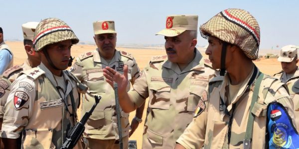الفريق أحمد خليفة يتفقد مراحل تدريبية لمشروع تكتيكى بإحدى وحدات الجيش الثالث - 5 - سيناء الإخبارية