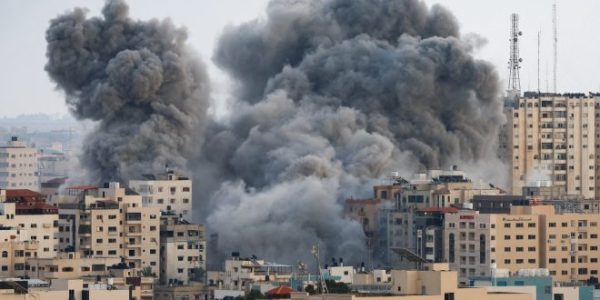 غارة إسرائيلية تستهدف برجا سكنيا فى مخيم النصيرات وسط قطاع غزة - 1 - سيناء الإخبارية