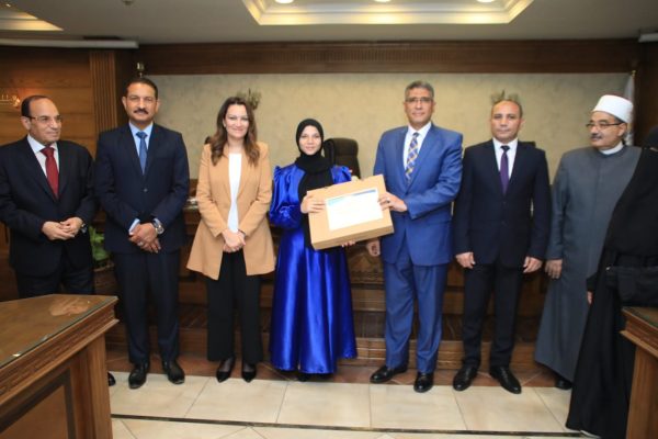 محافظ الجيزة يكرم أوائل الثانوية العامة والدبلومات الفنية والأزهرية من ذوي القدرات الخاصة - 1 - سيناء الإخبارية
