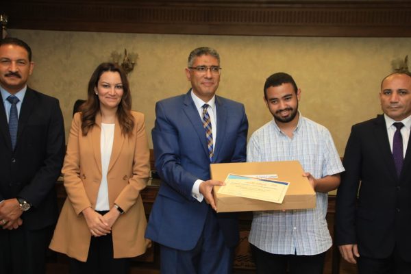 محافظ الجيزة يكرم أوائل الثانوية العامة والدبلومات الفنية والأزهرية من ذوي القدرات الخاصة - 9 - سيناء الإخبارية