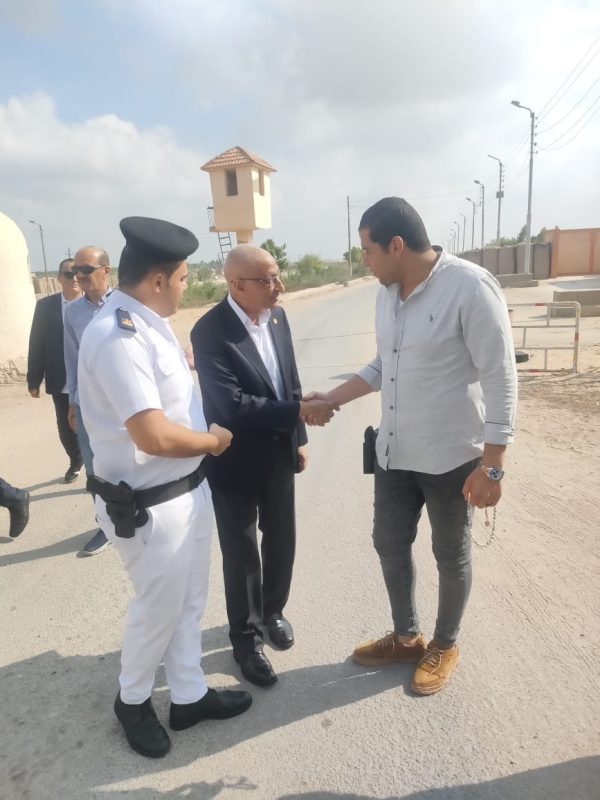 محافظ شمال سيناء يشيد بدور رجال الشرطة خلال زيارة كمين بالوظة - 3 - سيناء الإخبارية